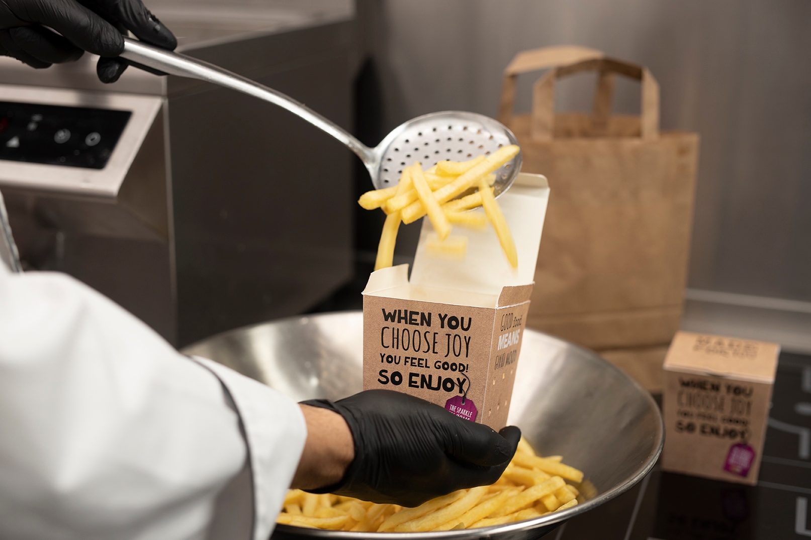Friet serveren voor gasten