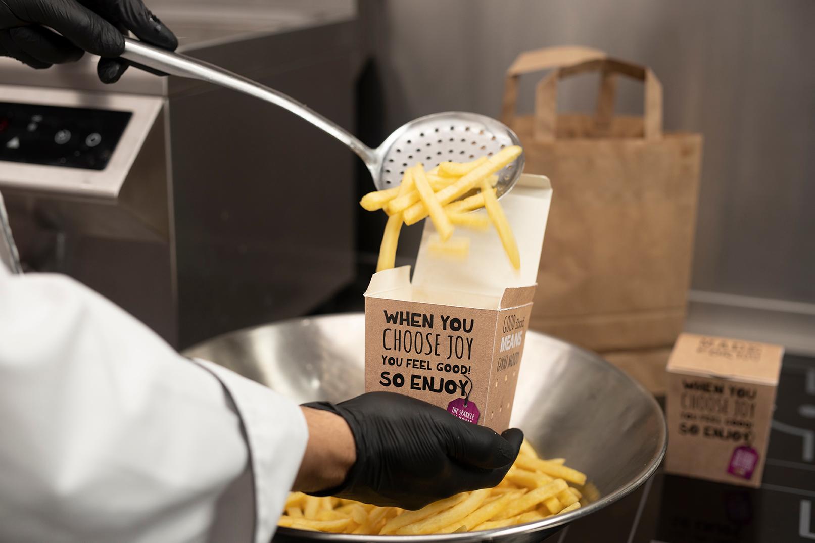Friet serveren voor gasten