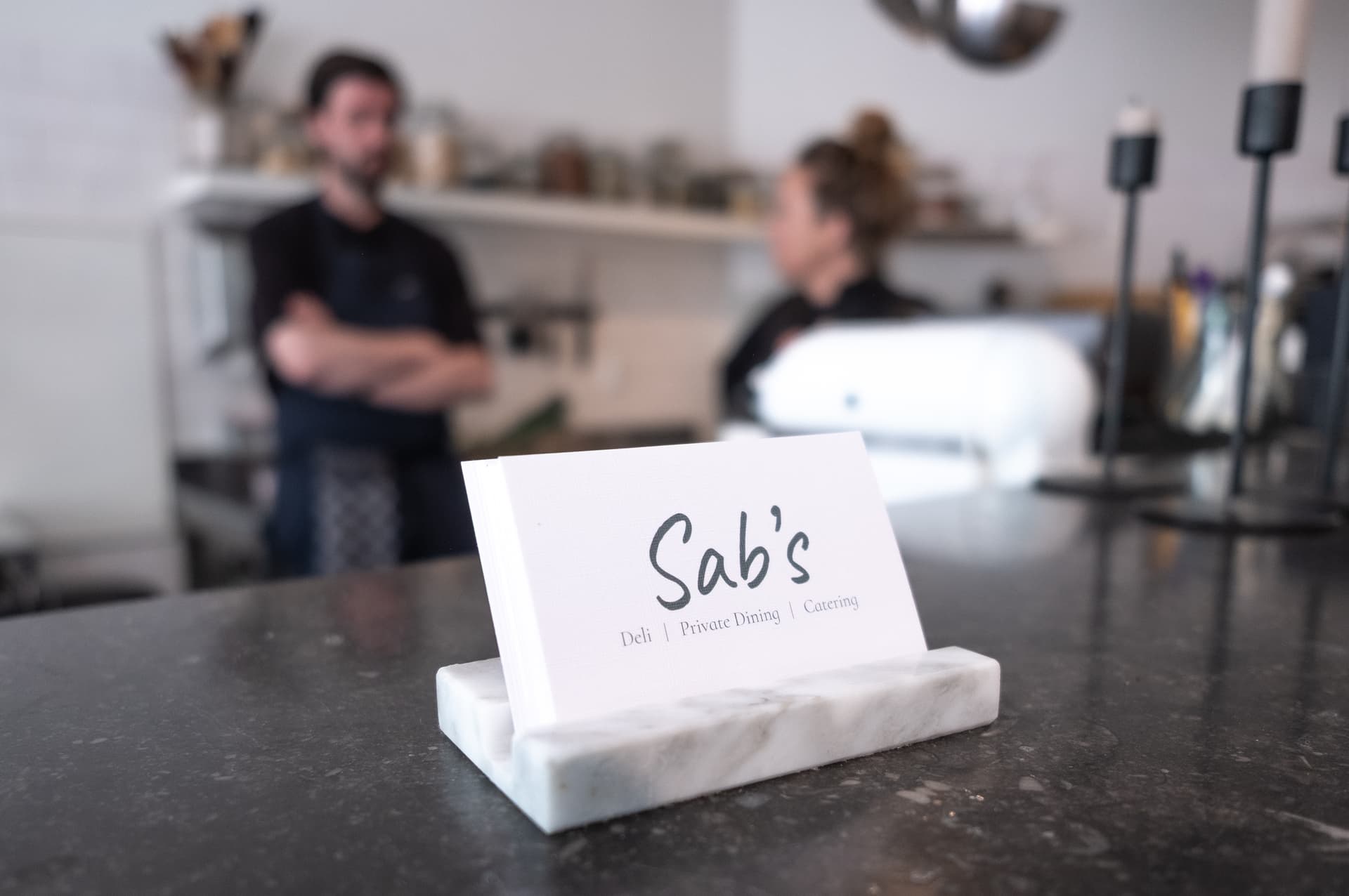 Visitekaartje Sabs Deli met chefs op de achtergrond