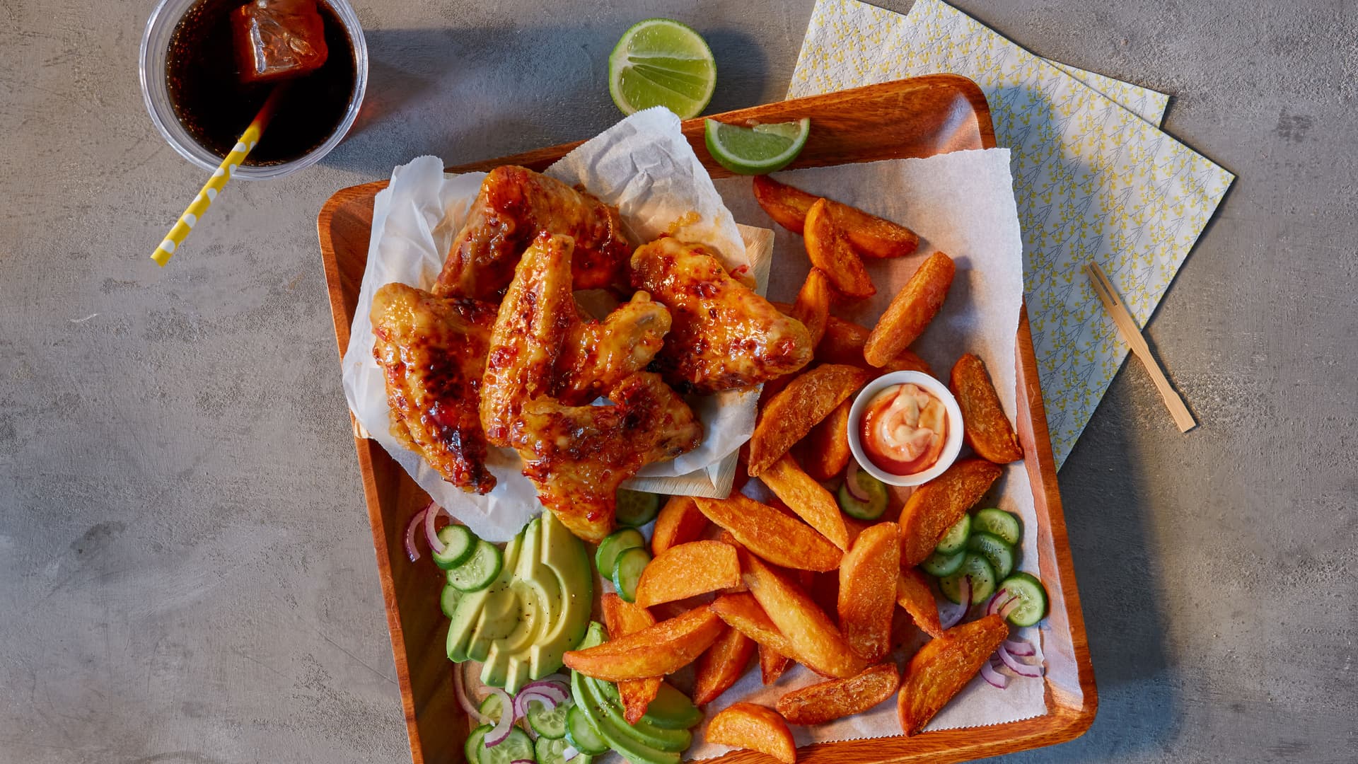 Bord met wings en Aviko sweet potato wedges