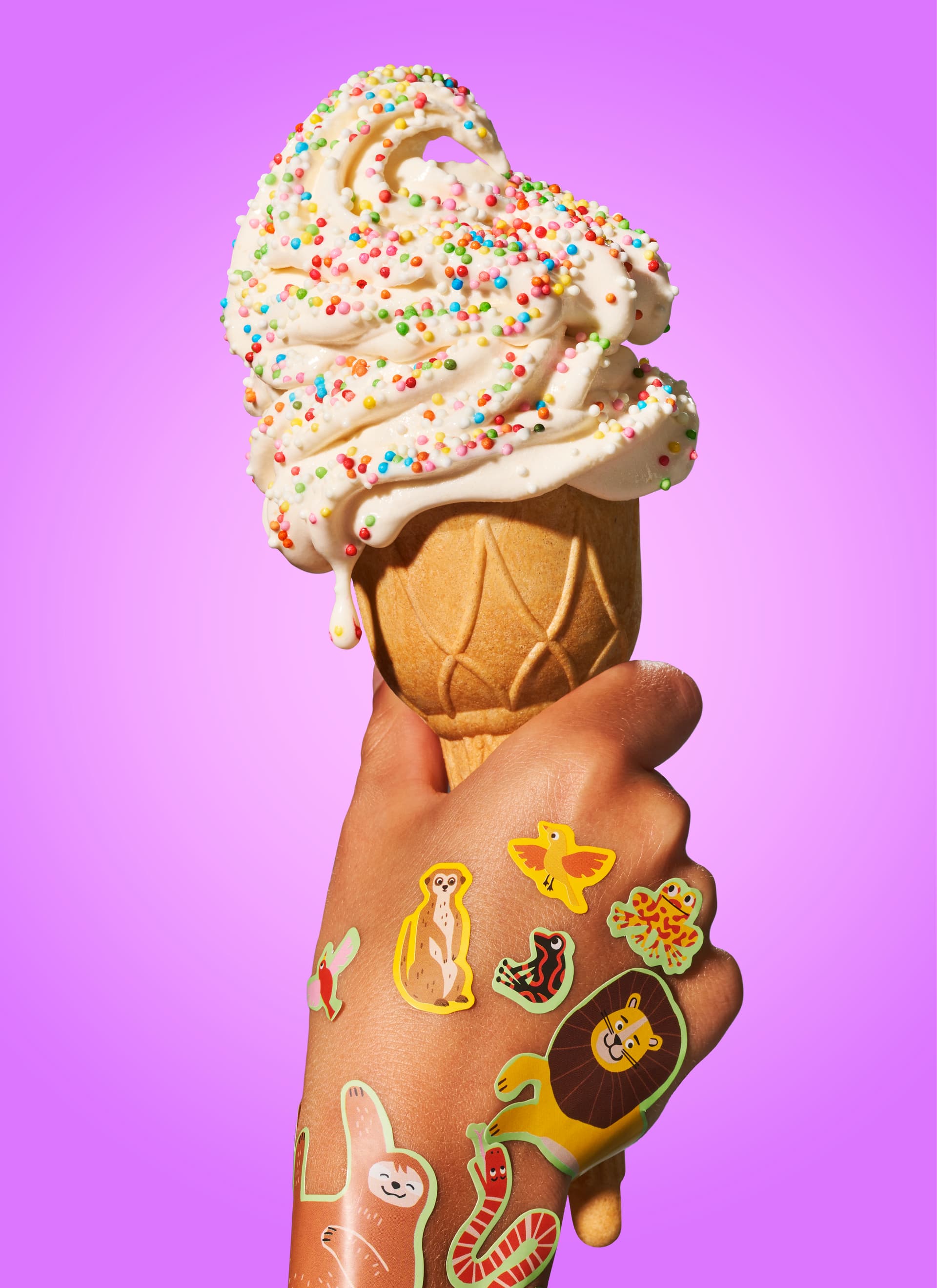 Hand met stickers houd softijsje vast