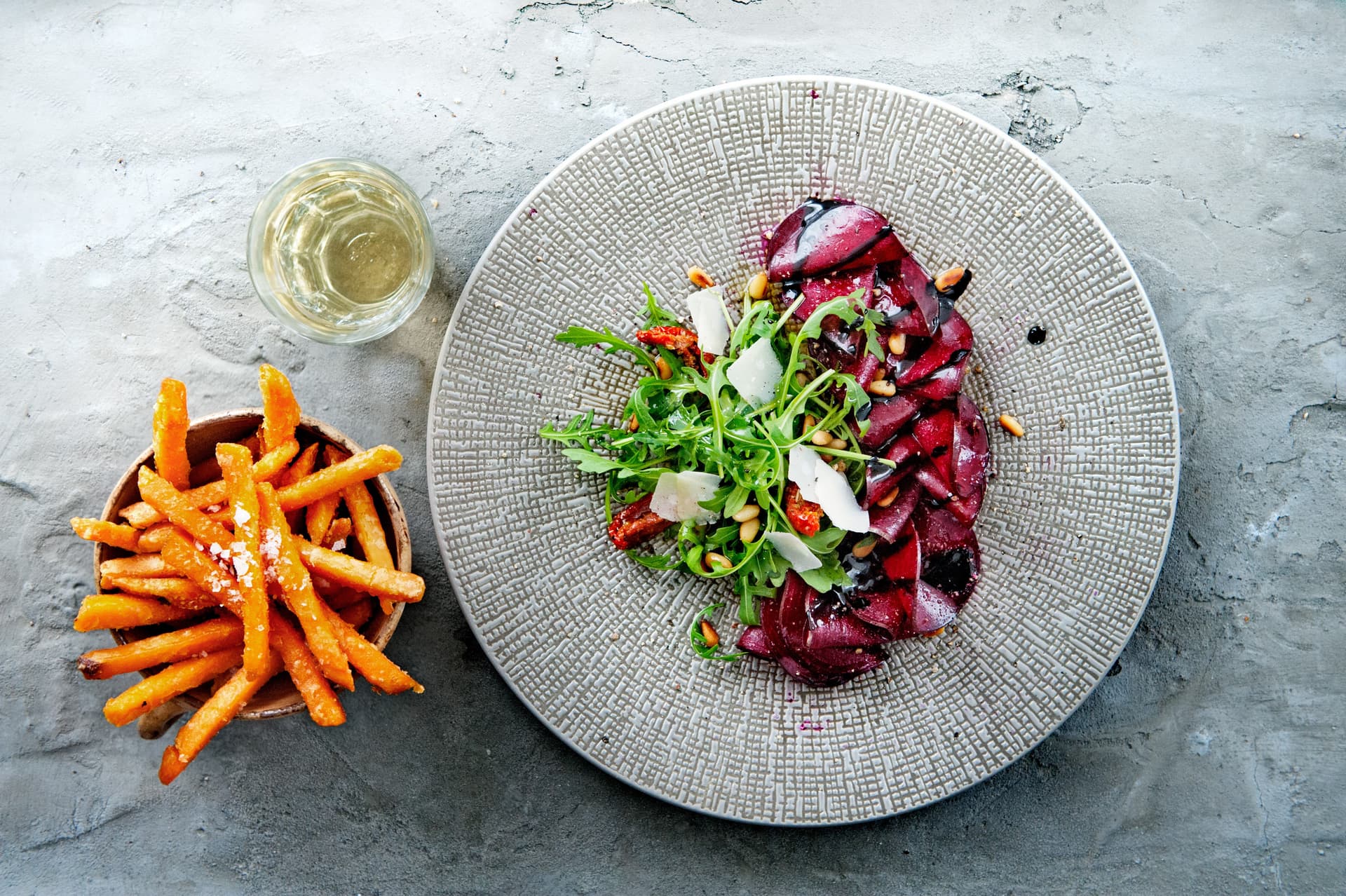 Recept Aviko Sweet Potato Fries met tagliata biet