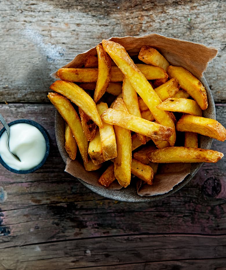 Oerfriet met schil - mayonaise op houtenplanken - mobile image - Aviko Foodservice