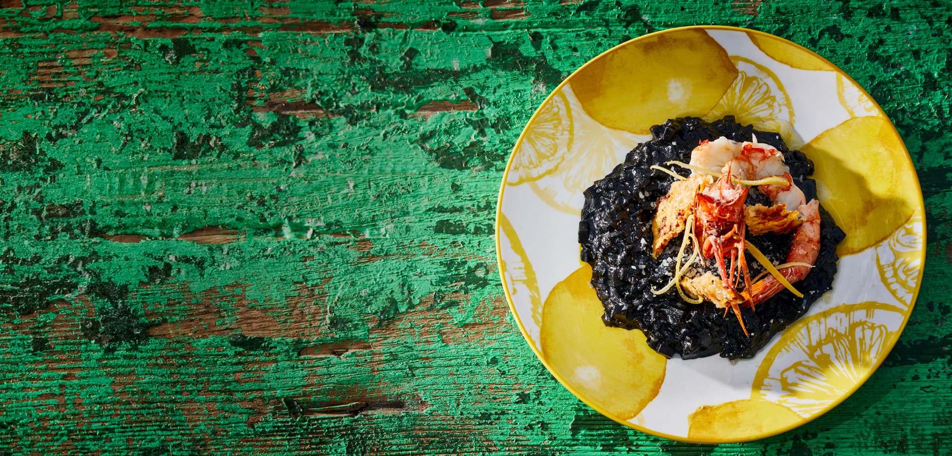 inktvisrisotto_met_gegrilde_garnalen_en_aardappelkrokantje_-_aviko_foodservice