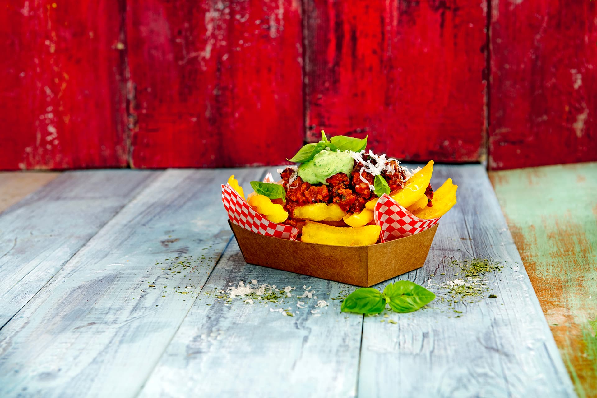 Loaded fries in bakje - fastfood trend 2025 - Aviko Foodservice