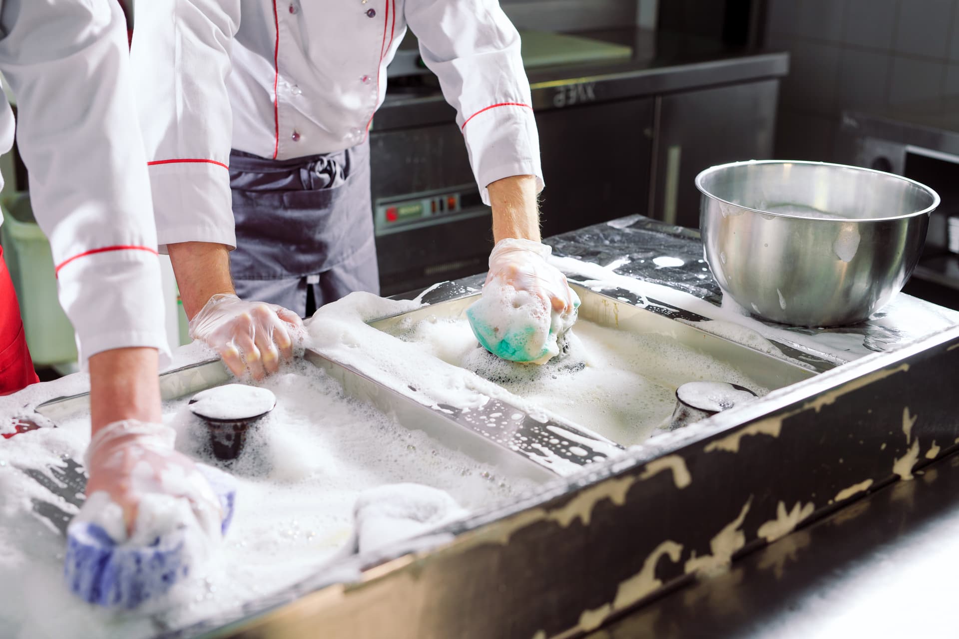 Chef die professionele keuken schoonmaakt
