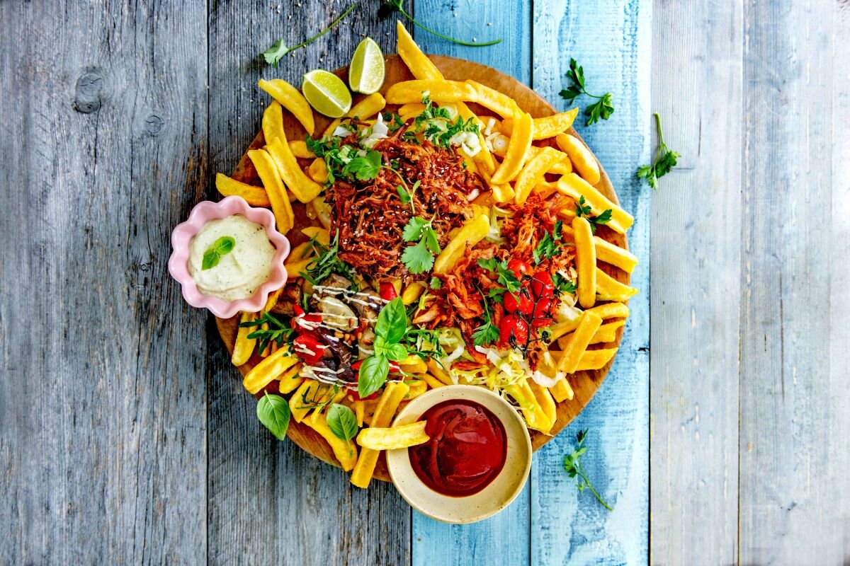 Charcuteriebord met friet en dipsausjes