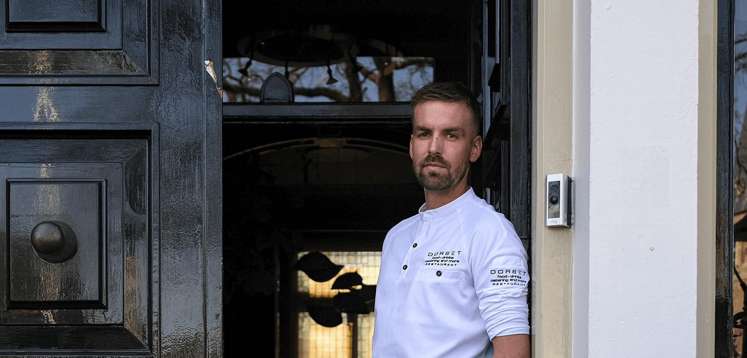 Chef Davy bij de ingang van restaurant Dorset