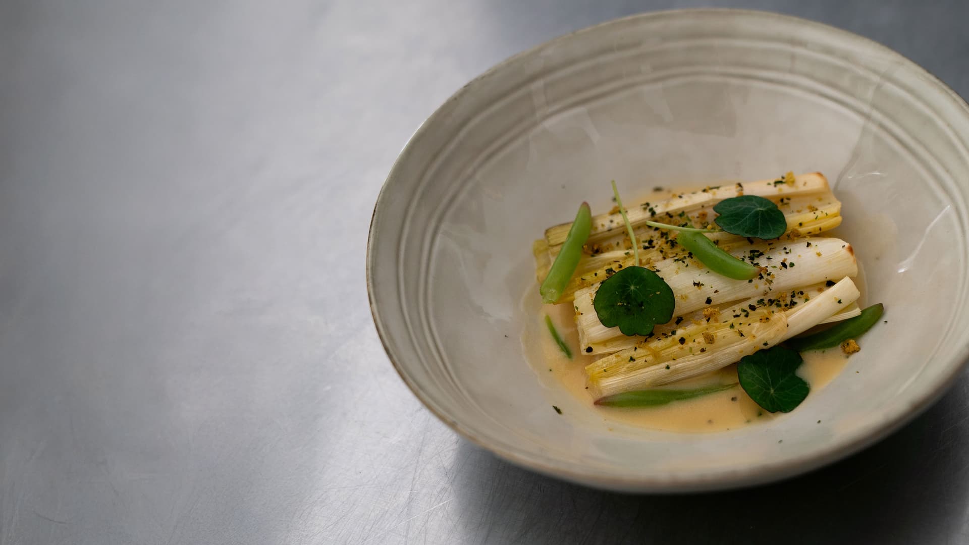 gratin-met-prei-beurre-blanc-en-schiacciata-crumble