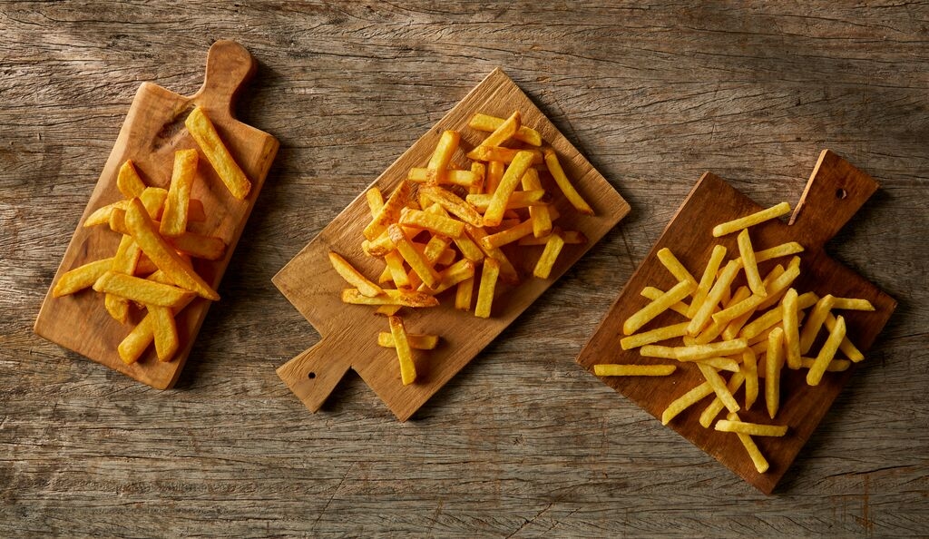 Verschillende snijmaten en frietvormen op houten plankjes