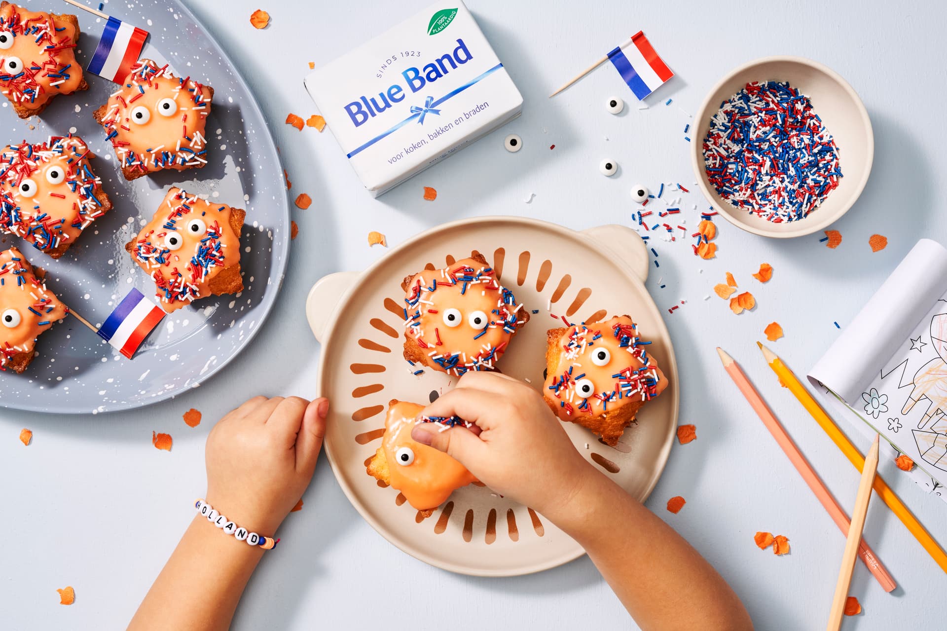 Oranje cupcakes op een bord