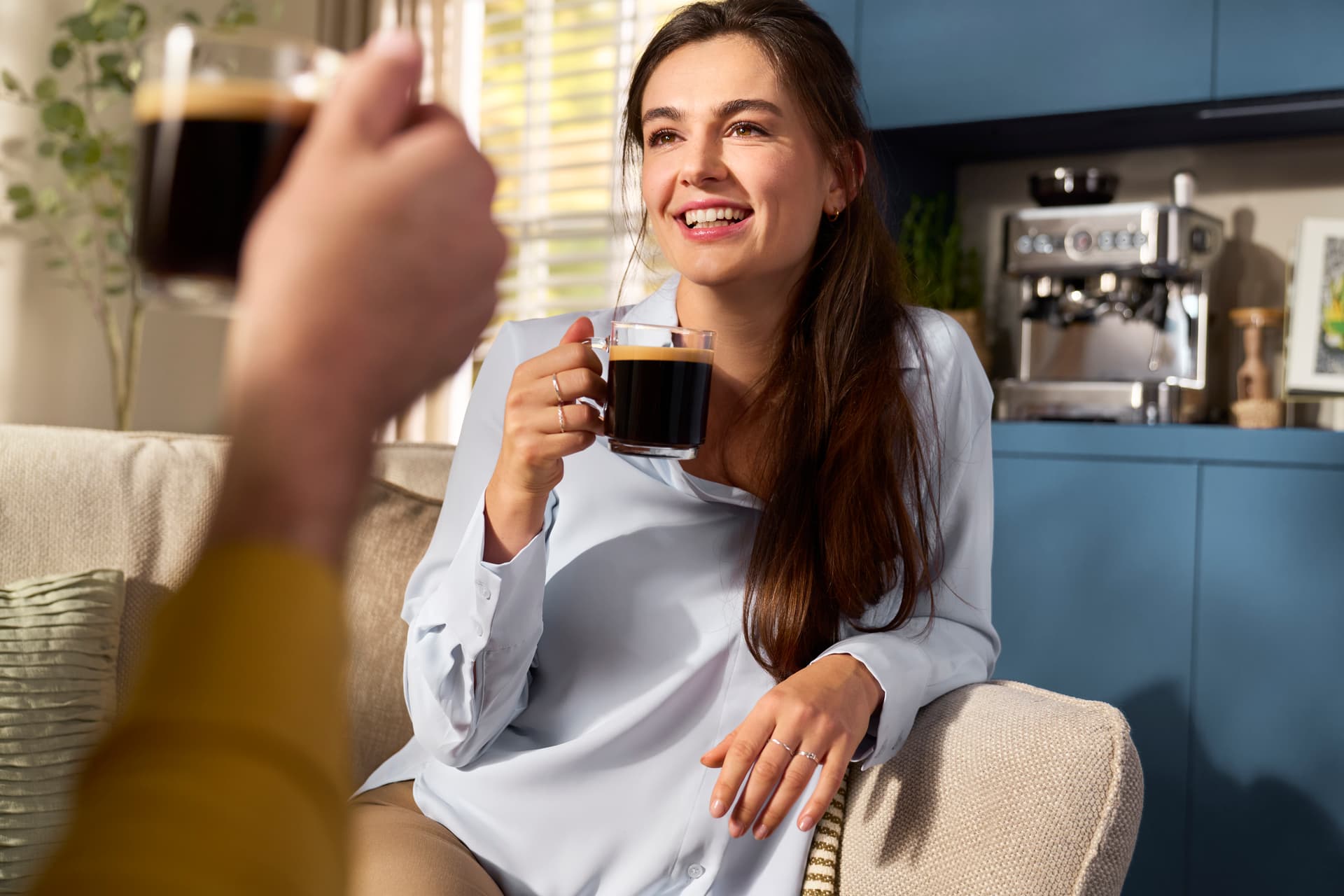 Vrouw met een kop koffie in de hand