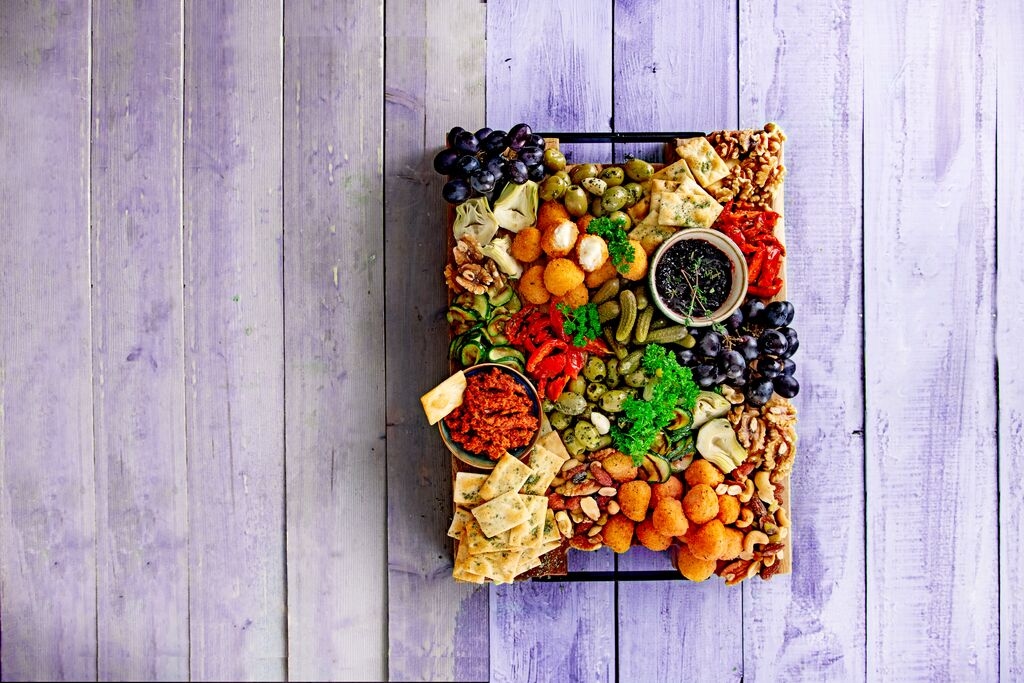 Borrelplank met verschillende Aviko borrelhapjes
