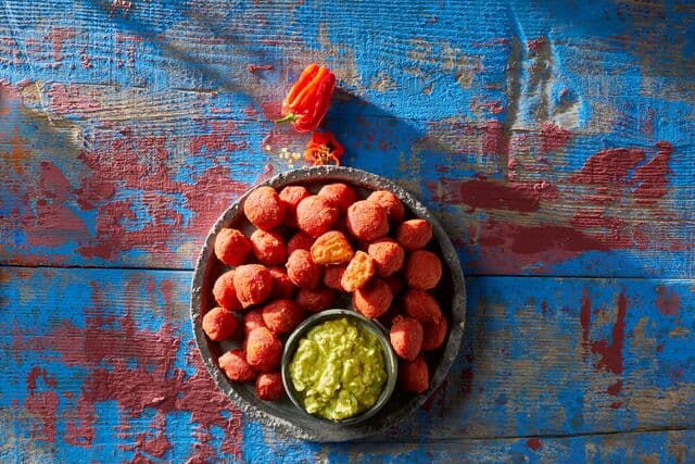 habanero cheese nuggets op een borrelplank