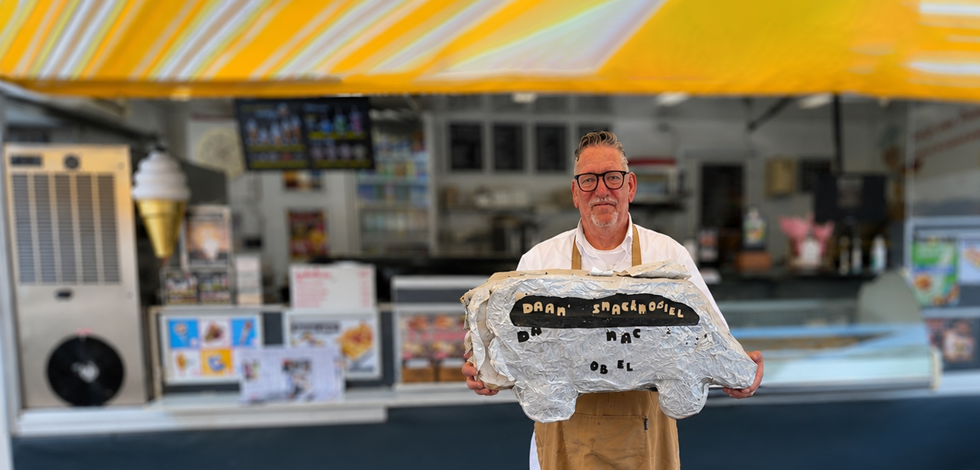 Johan-voor-Daan's-Snackmobiel-portret-blurred-achtergrond-horizontaal