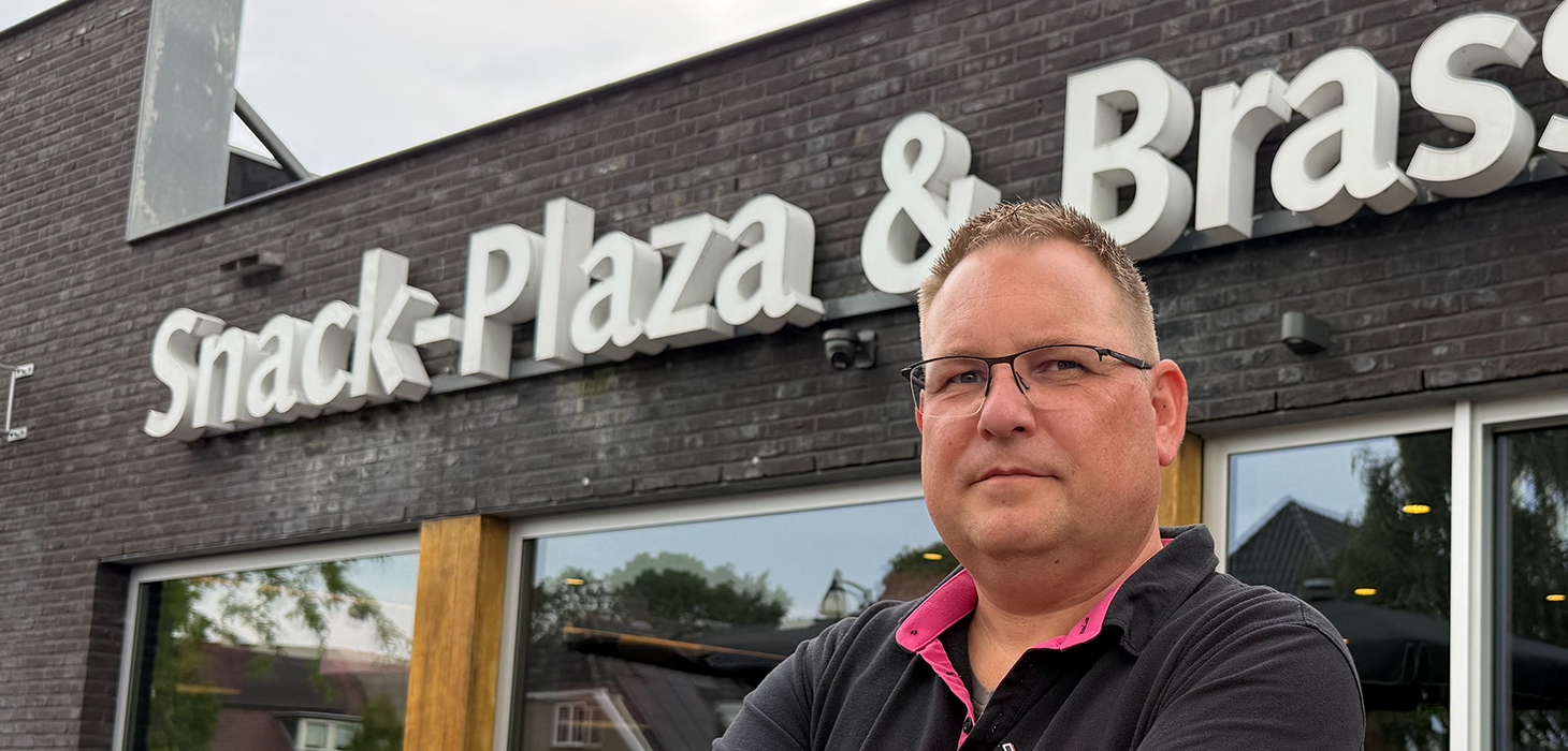 Marcel-van-Veen-openingsbanner-voor-gevel-Snack-Plaza-Brasserie-Meuleplein