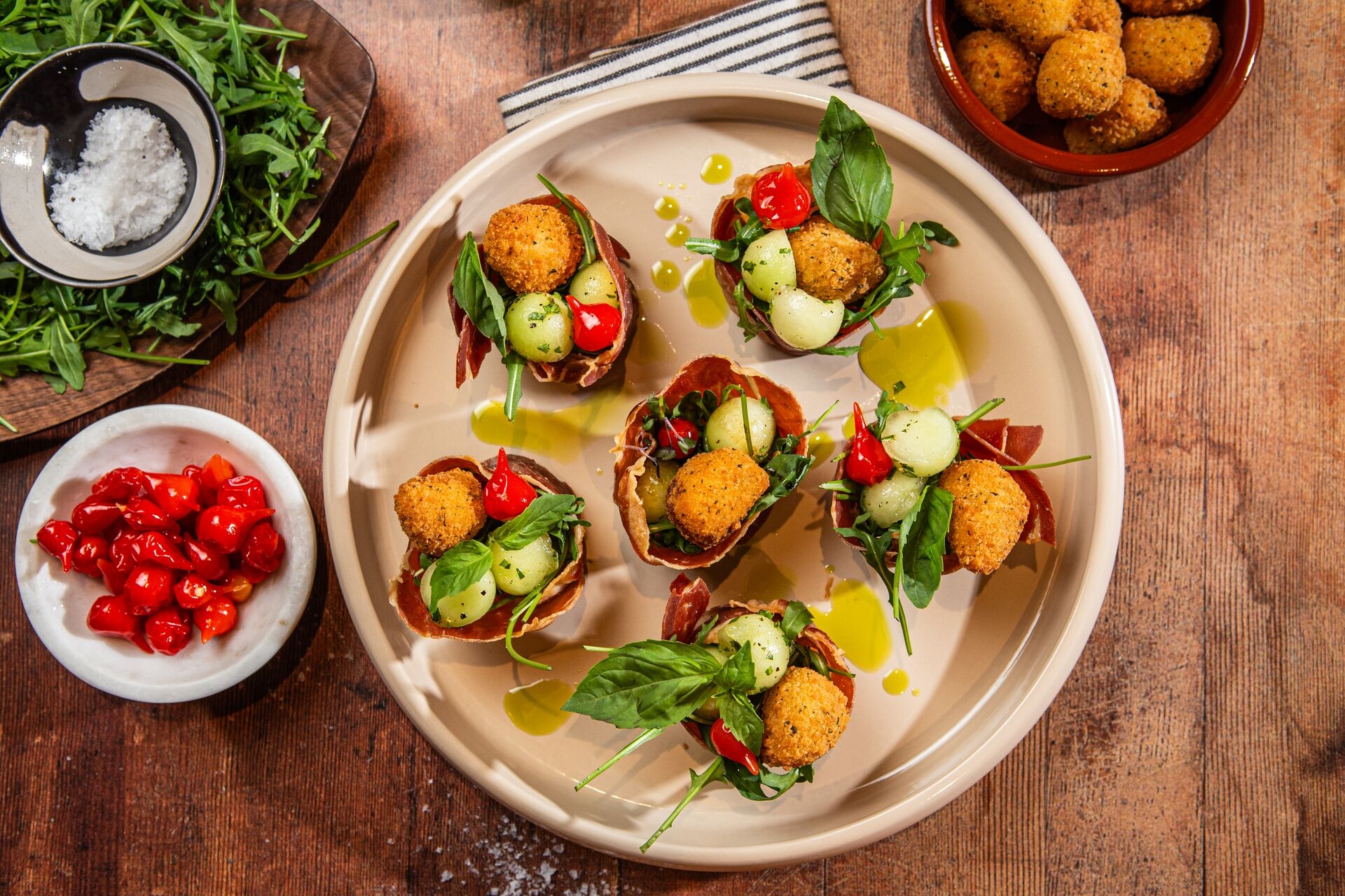 Letnie babeczki z prosciutto, melonem i Mozzarella Bites