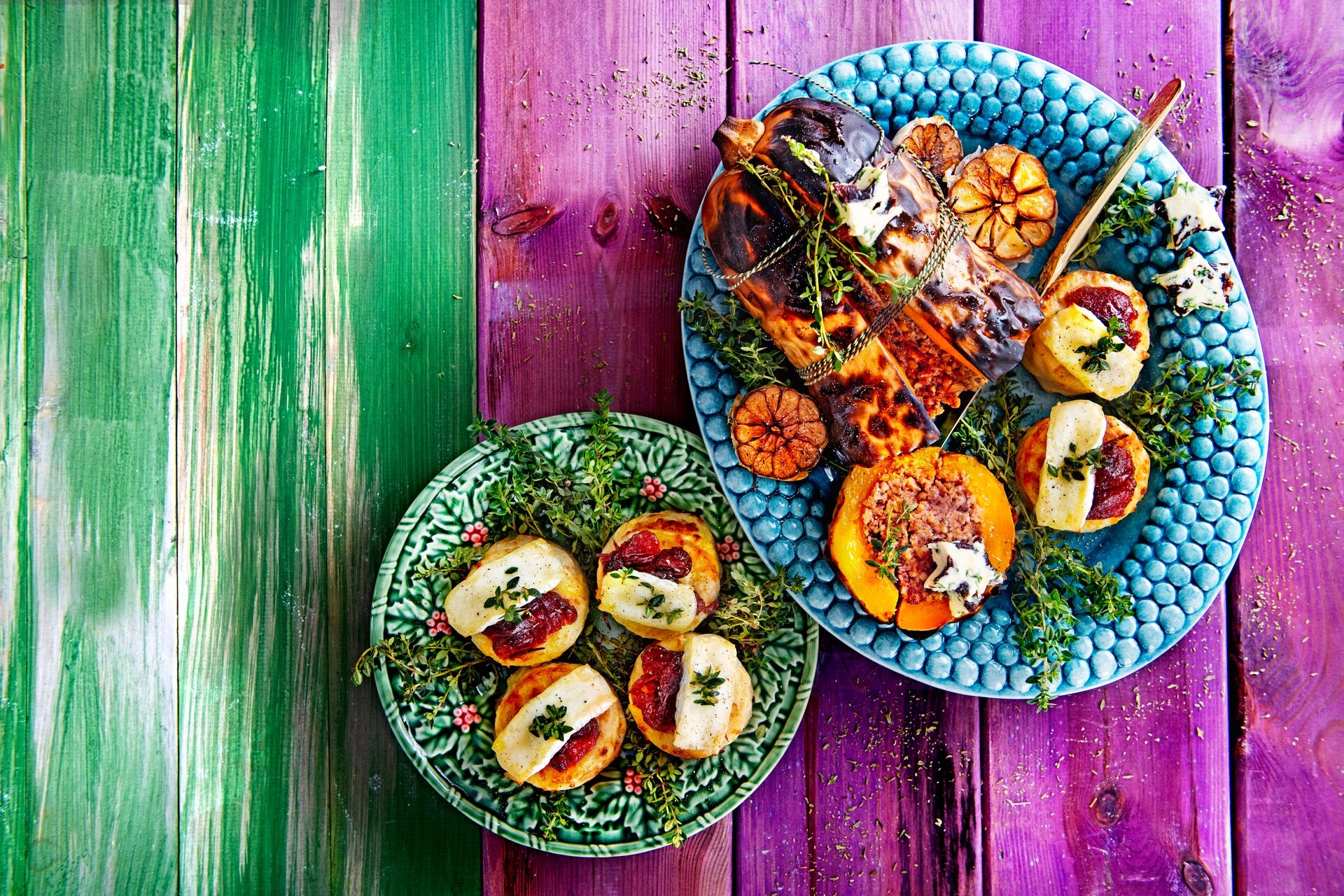 Pompoenrollade met walnootvulling, geroosterde knoflook en cranberryboter