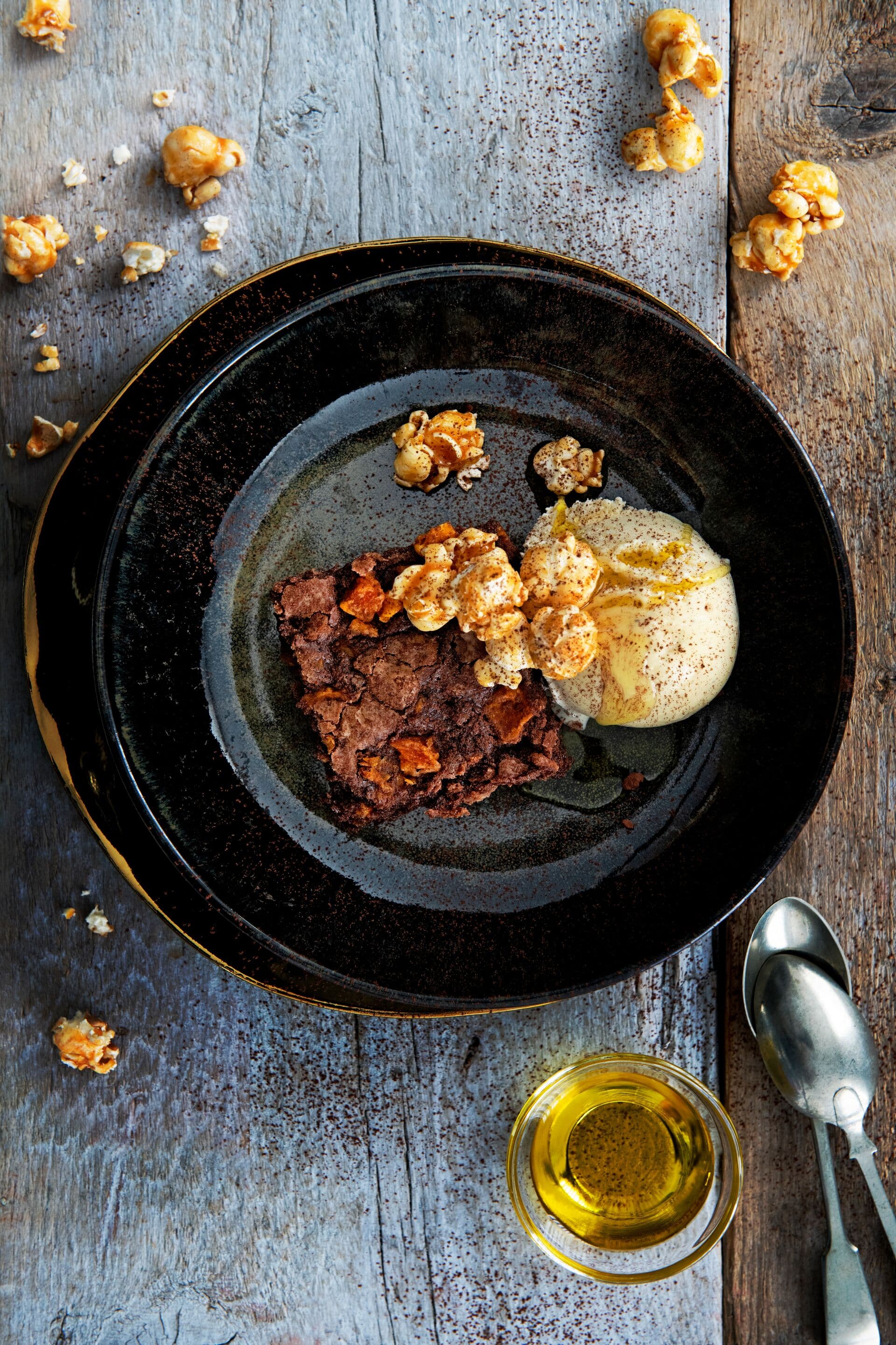brownie-van-zoete-aardappelblokjes-met-ijs--karamelpopcorn---olijfolie